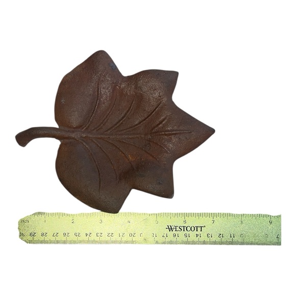 Rustic Leaf-Shaped Decorative Tray Made of Cast Iron - Picture 4 of 5